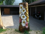 Baum mit drei verschiedenen Blumen